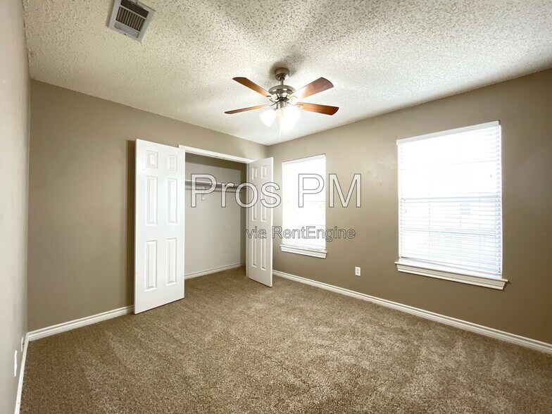 Building Photo - 8100 Waimea St