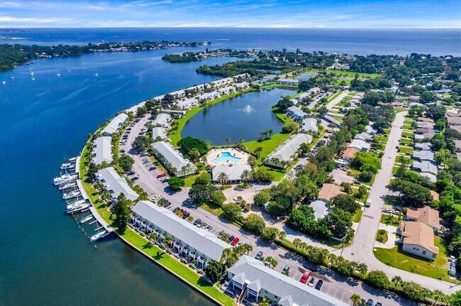 Building Photo - 3889 Pompano Dr SE