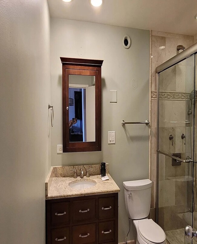 Building Photo - High-End Living in a Prime Area