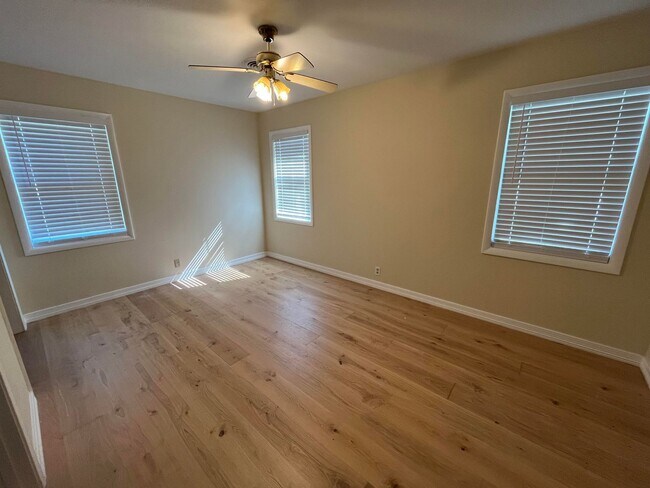 Building Photo - 2/2.5 Brick Home in the Heart of Batesville