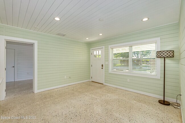 Building Photo - 2040 Palm Ave