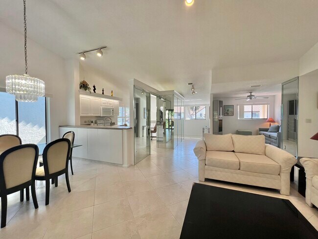 Building Photo - 10756 Bahama Palm Way