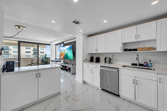 Building Photo - 7545 E Treasure Dr