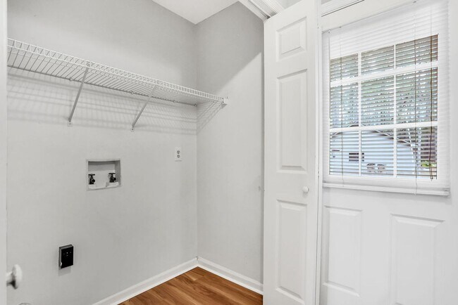 Building Photo - 3 bedroom 2.5 bath home