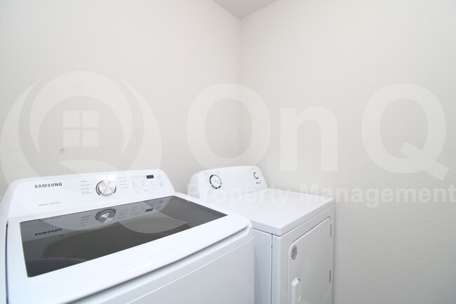 Building Photo - 822 N Navajo Ln