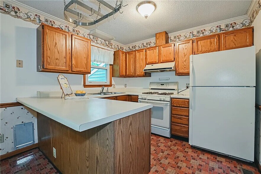 Building Photo - Room in House on Sanderson Dr