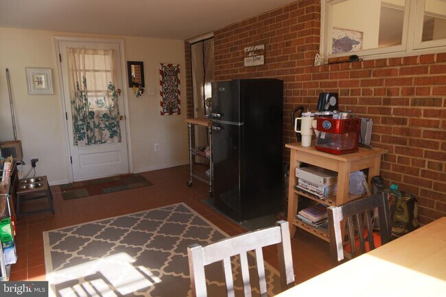 Building Photo - 6519 Byrnes Dr