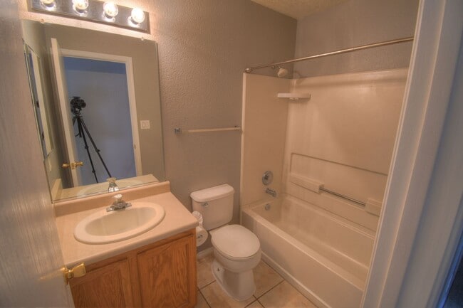 Building Photo - Adorable 2 Bedroom, 2 Bathroom, 2 Car Gara...