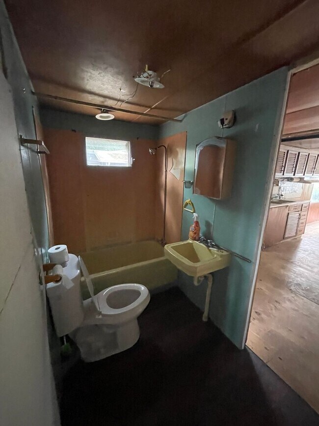 Building Photo - Handyman Special - Mobile Home for Lease o...
