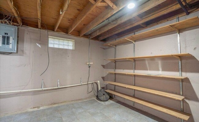 Building Photo - Updated Hillview Home! 3BR/2BA with Basement!