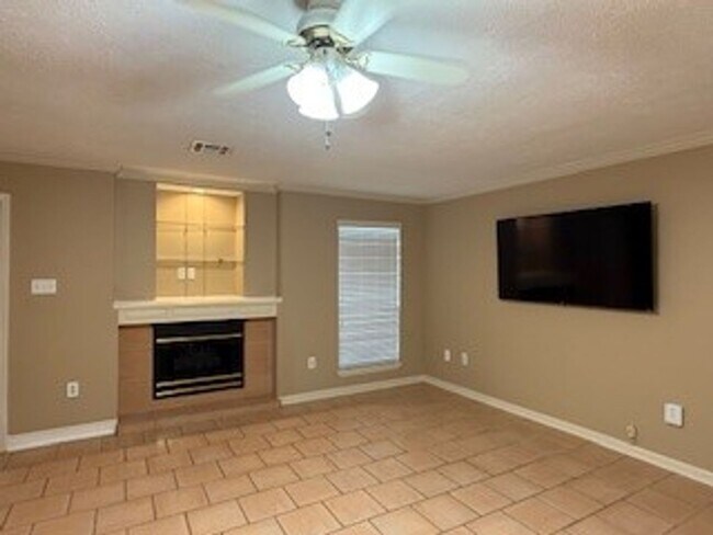 Building Photo - 4 Laura Dr