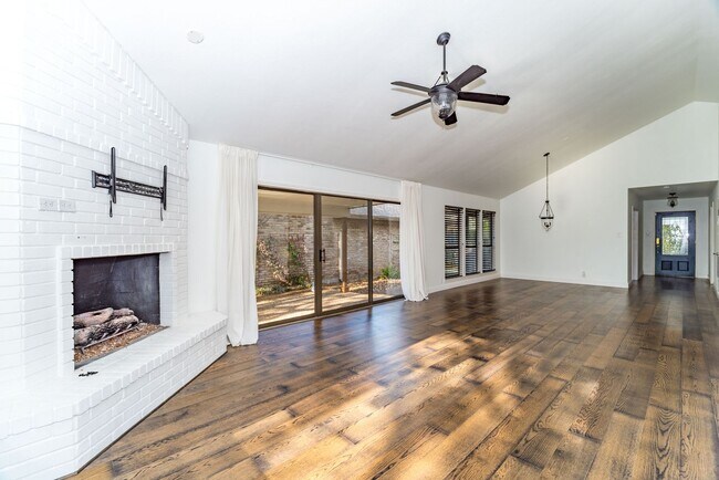 Building Photo - RENOVATED 2-BEDROOM IN WHISPERING OAKS