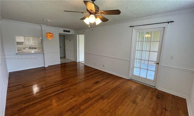 Building Photo - 9400 Live Oak Pl