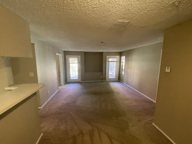Building Photo - Large 2 bedroom 2 bath Condo