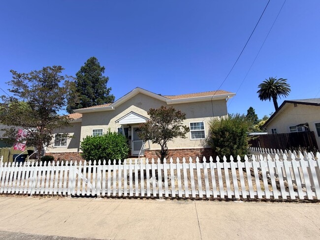 Building Photo - 2/1 Home in Livermore Available Now!