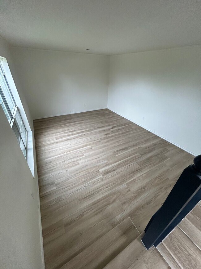 Building Photo - 1131 Holly Dr