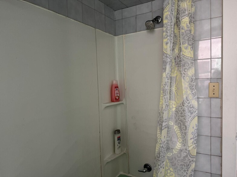 Common Bathroom - 1514 Fallowfield Ave