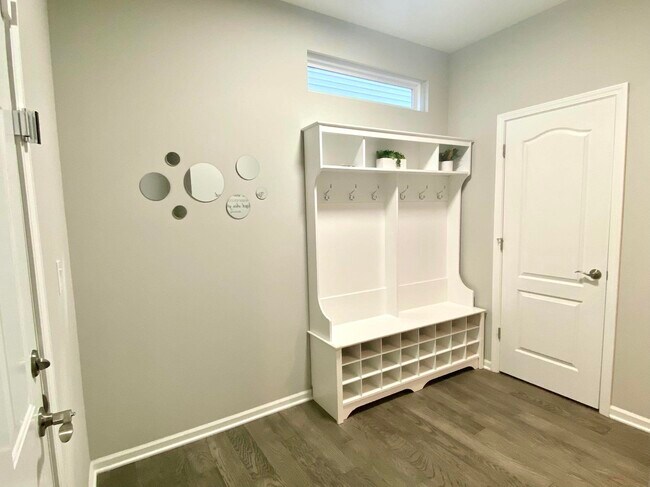 Building Photo - 2835 Dillon Dr