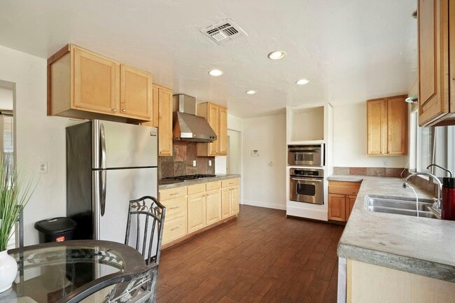 Building Photo - 451 Marengo Ave