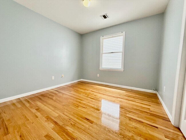 Building Photo - 318 Linden Ave