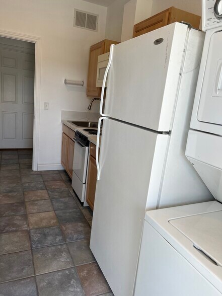 Kitchen - 11070 Densmar Rd