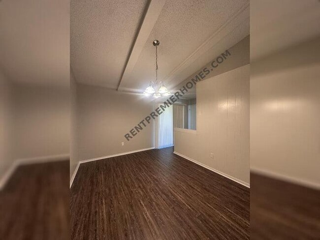 Building Photo - 4400 Meadowpark Dr