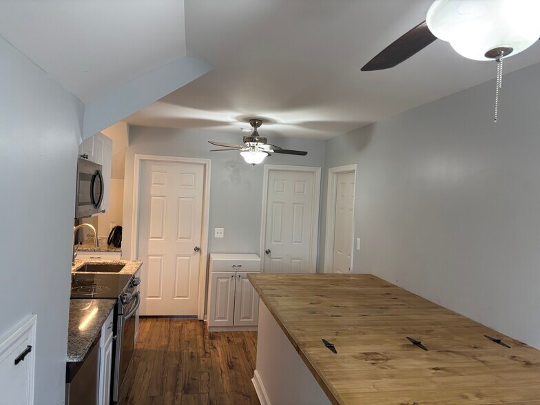 Building Photo - 2475 E Maple Rd