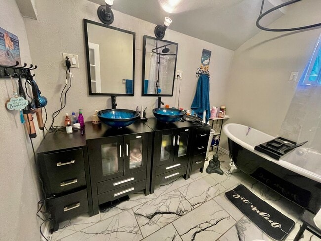 Building Photo - 223 Hemlock Dr