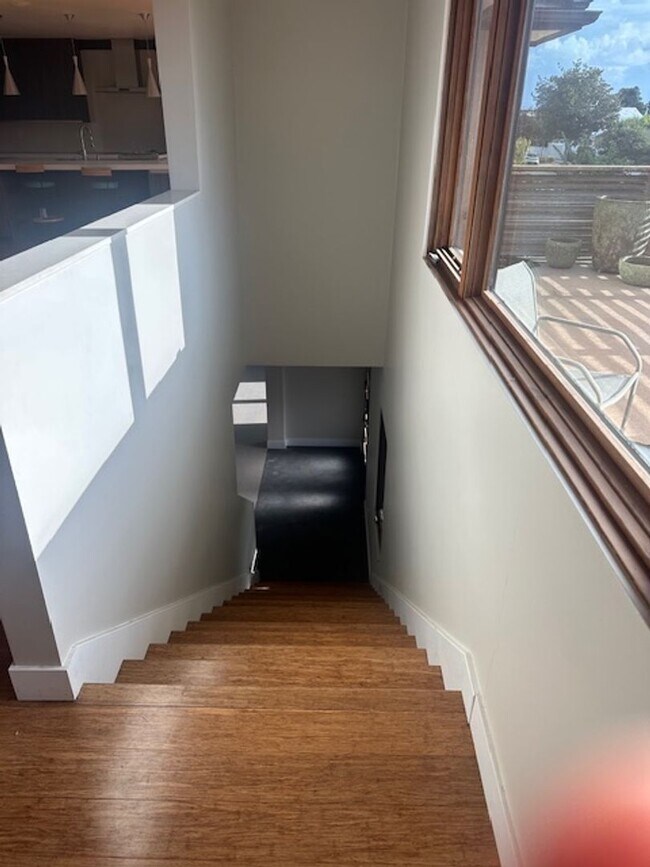 Building Photo - 402 S Clementine St