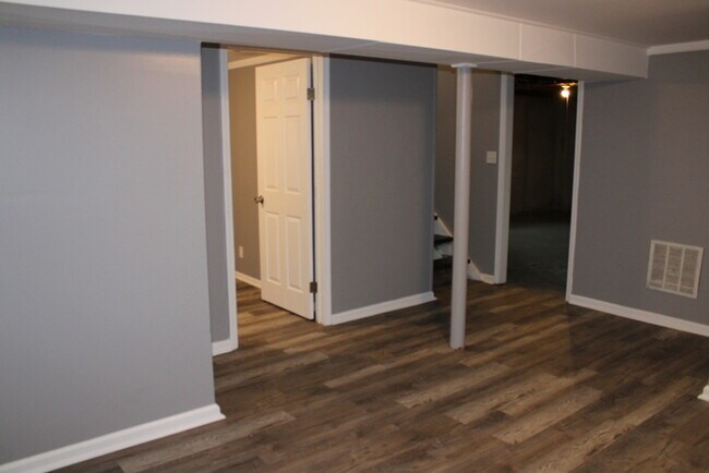 Building Photo - Spacious 4-bedroom, 1.5-bath home located ...