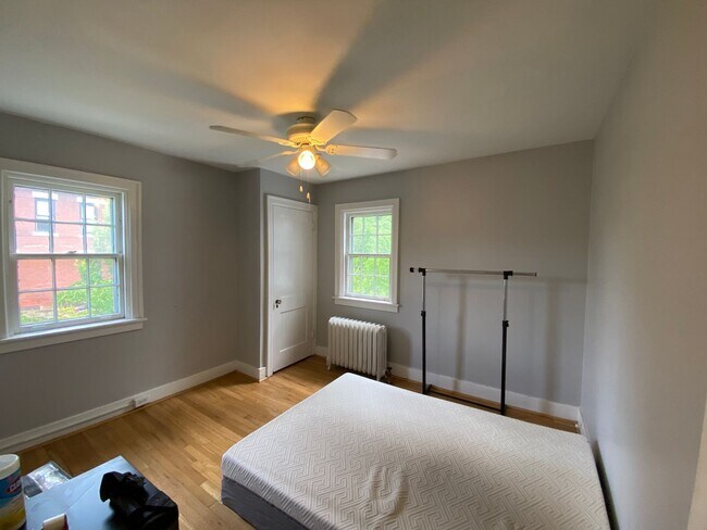 Building Photo - 8/1 Fantastic Location. Fenced Yard. 4 bed...