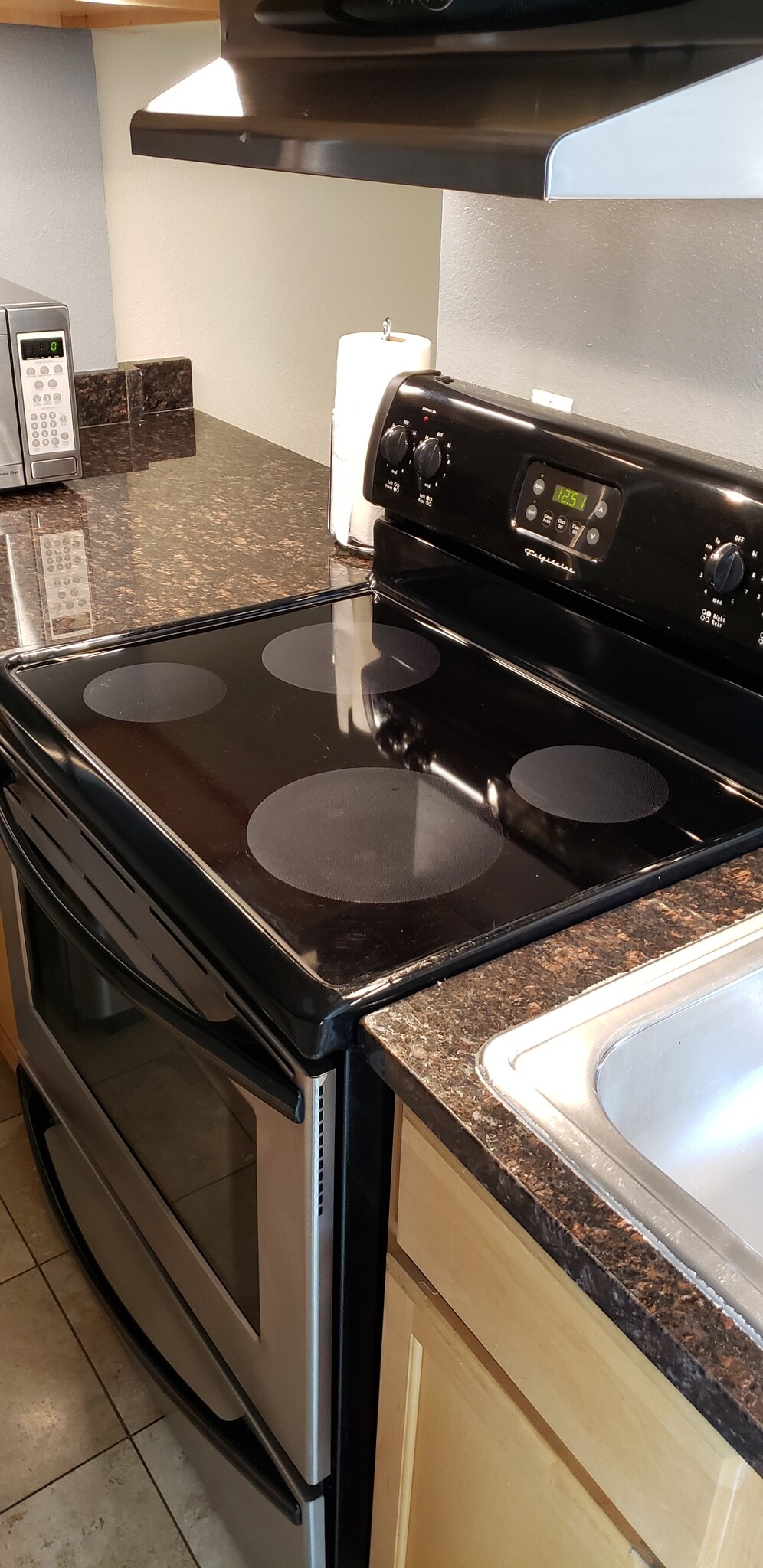 Kitchen with full size stove-oven - 1045 Pennsylvania Street