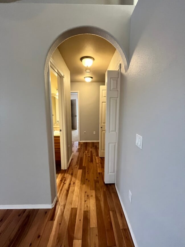 Building Photo - 515 Sawtooth St