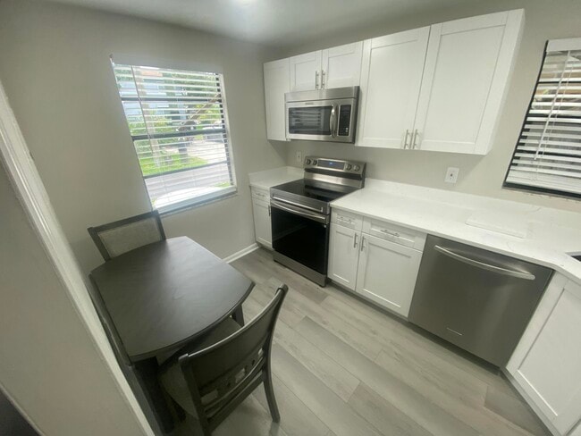 Building Photo - 11 N Lakeside Dr