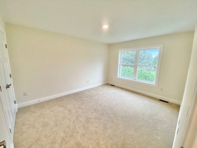 Building Photo - 3 Bedroom Townhouse Essex Junction VT Avai...