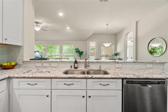 Building Photo - 501 Oak Point Dr