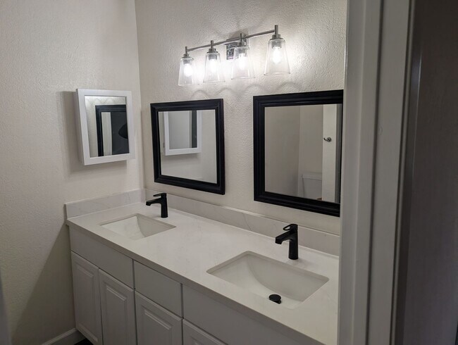 Building Photo - Completely remodeled and updated condo close to Fresno State and shopping. *Ask about the Move-in...