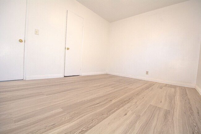 Building Photo - 306 N Azusa Ave