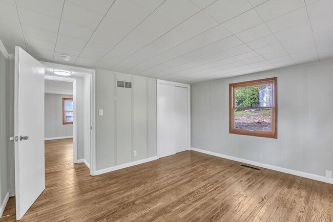 Building Photo - Renovated 4BR Home – Modern Finishes, Off-Street Parking