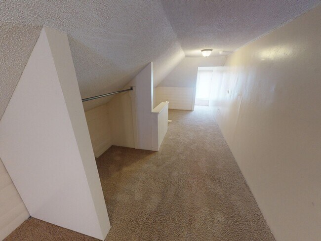 Building Photo - 166-168-168 E 11th Ave