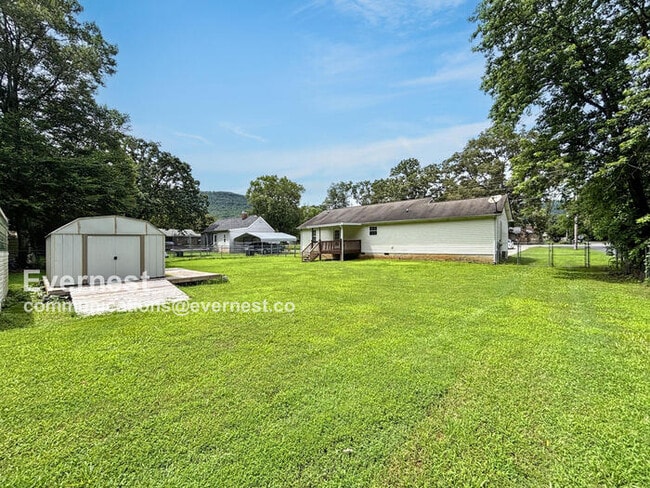 Building Photo - 128 Thrasher Pike