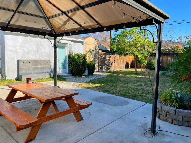 Covered patio - 328 N Lincoln St