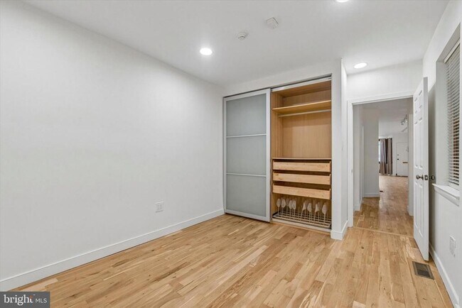 Building Photo - 530 S 15th St