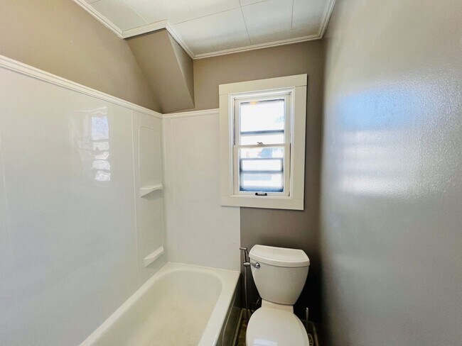 Building Photo - Beautifully finished 3 bedroom home for rent - Akron OH