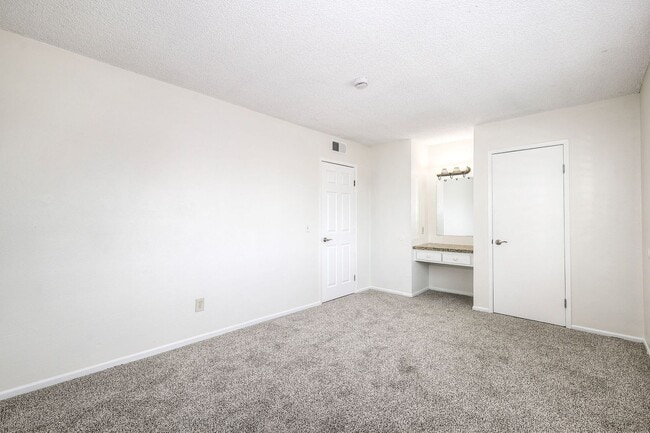 Building Photo - Santee Townhome Two Weeks FREE  2/1 Prime Location