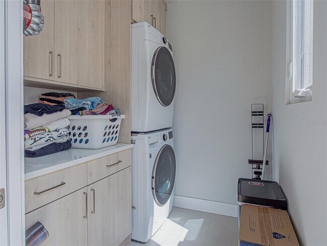 Building Photo - 370 6th St S