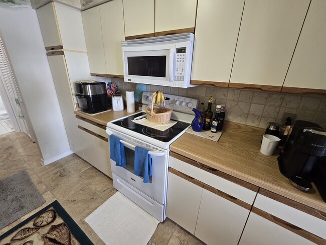 Building Photo - 2717 Seashore Cove
