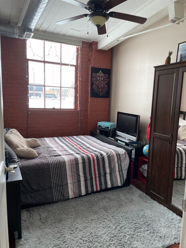 Building Photo - 2 bed 2 bath industrial style apartment *Short Term Rental*