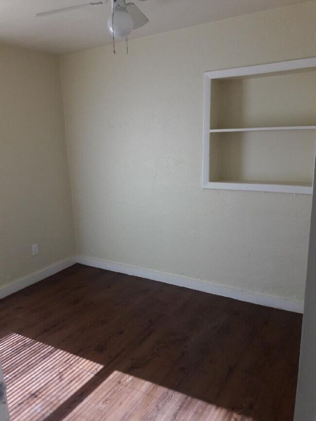 Building Photo - Move in special  1/2 off 1st months rent -...