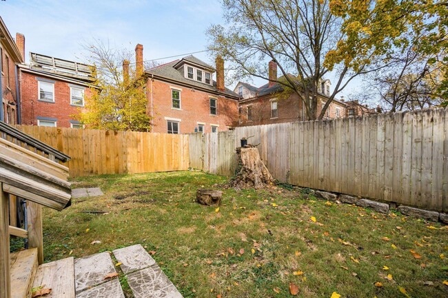 Building Photo - 884 Dennison Ave